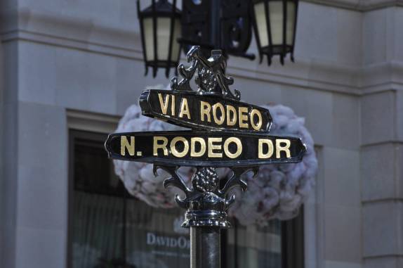 Uma das mais famosas ruas do mundo, em Beverly Hills, Los Angeles, na Califórnia - Estados Unidos